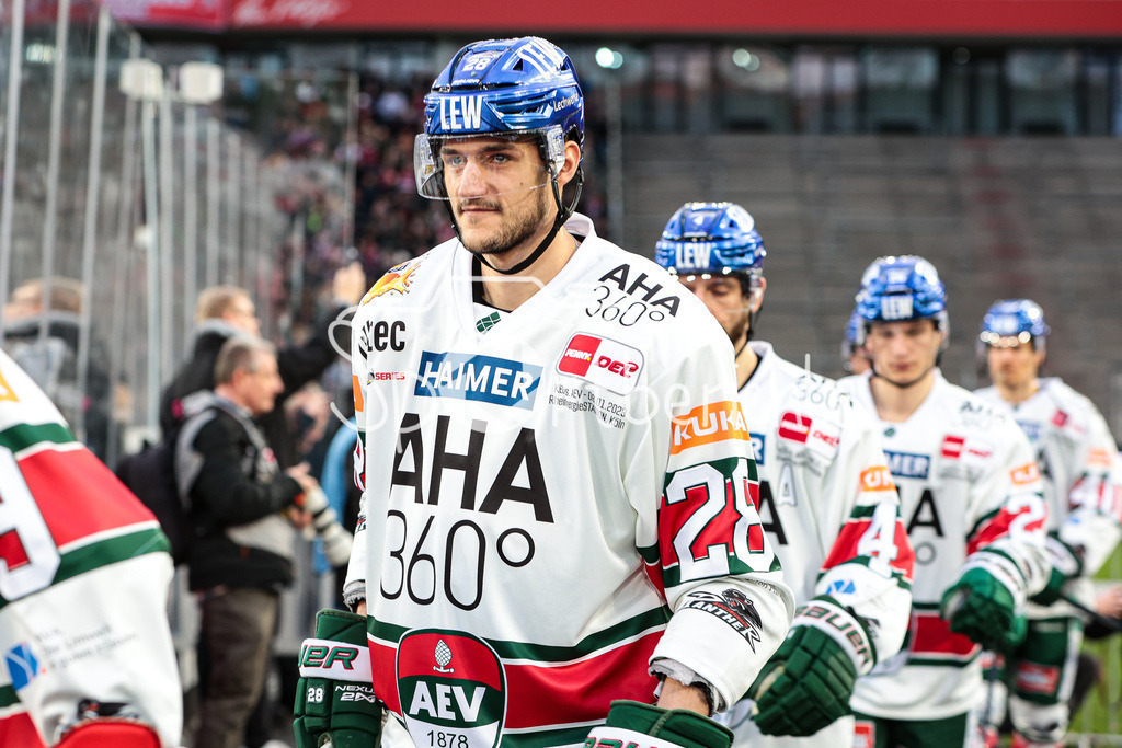 Kölner Haie - Augsburger Panther | John ROGL (AEV #28) auf dem Weg zum Eis