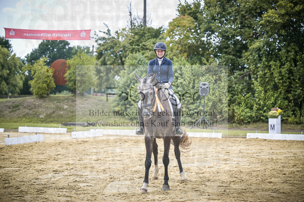 DOS_7503 | Entdecke hochwertige Reitturnierfotos von Foto Oger. Professionell, emotional und authentisch – jetzt Lieblingsmomente im Shop bestellen.Deutschlandweite Turnierfotografie. - Realisiert mit Pictrs.com