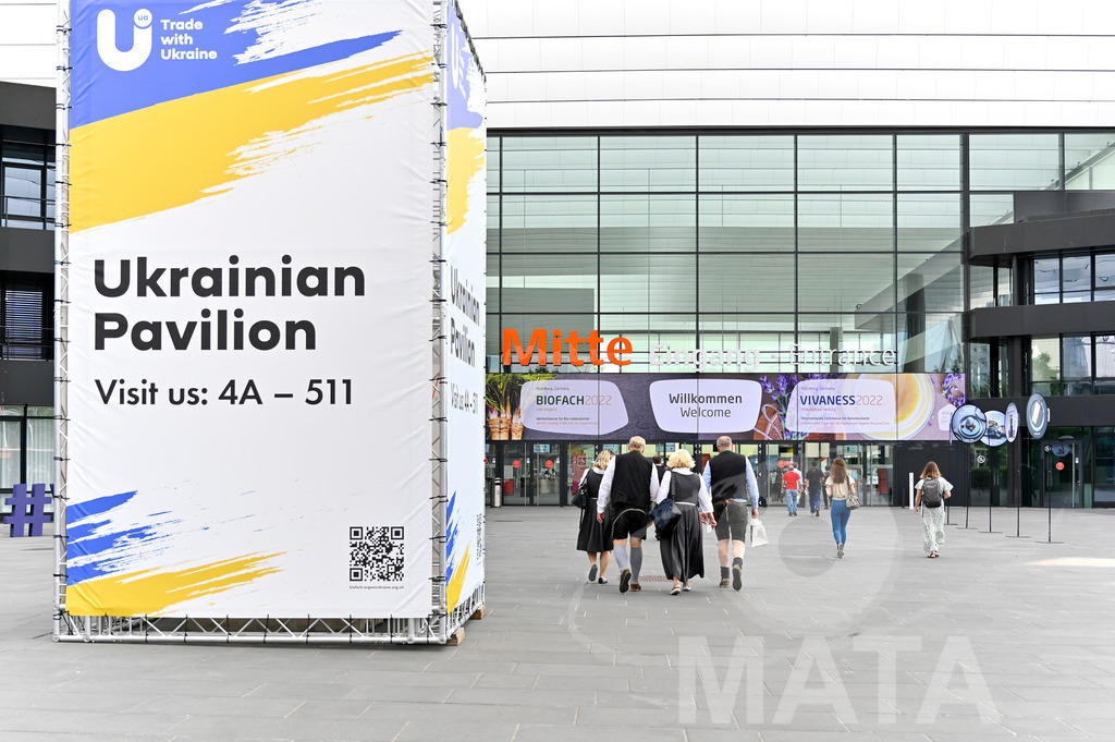 _DW03326 | Das Herz der internationalen Bio-Branche schlug vom 26.–29.07.2022 für vier Tage in Nürnberg. Die BIOFACH, Weltleitmesse für Bio-Lebensmittel, und die VIVANESS, Internationale Fachmesse für Naturkosmetik, meldet sich mit der einmaligen „Summer Edition“ zurück. Groß war die Wiedersehensfreude der über 24.000 Fachbesucher aus 137 Ländern. Im Fokus: Der persönliche Austausch, Networking und vertiefte Gespräche zu den Themen der Zeit. Aber auch: Neuheiten und Trends entdecken und eintauchen mit allen Sinnen in die Produktvielfalt der 2.276 Aussteller aus 94 Ländern. Nürnberg, 29.07.2022 - Realisiert mit Pictrs.com