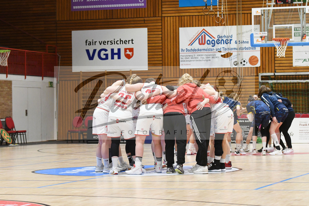 20200209_PAOEBS_0007 | Basketball, Frauen: . Die Spielerinnen der Panthers Academy Osnabrueck bilden einen Teamkreis waehrend des Spiels der 2. DBBL zwischen Panthers Academy Osnabrueck und Eintracht Braunschweig im datos – home of the panthers am 09.02.2020 in Osnabrueck, Deutschland. - Realisiert mit Pictrs.com
