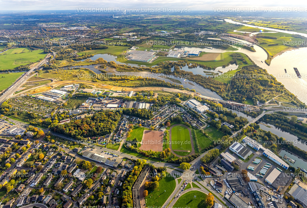 Wesel251006453 | Luftbild, Lippemündungsraum mit Baustelle, Fluss Lippe und Naturschutzgebiet NSG, Büdericher Insel, Rhein-Lippe-Hafen mit Rhenus Logistics und Nordfrost GmbH, links die Bundesstraße B8 Brücke am Lippeschlößchen, vorne das Gewerbegebiet Am Lippeglacis, blauer Himmel mit Wolken, Wesel, Niederrhein, Nordrhein-Westfalen, Deutschland
