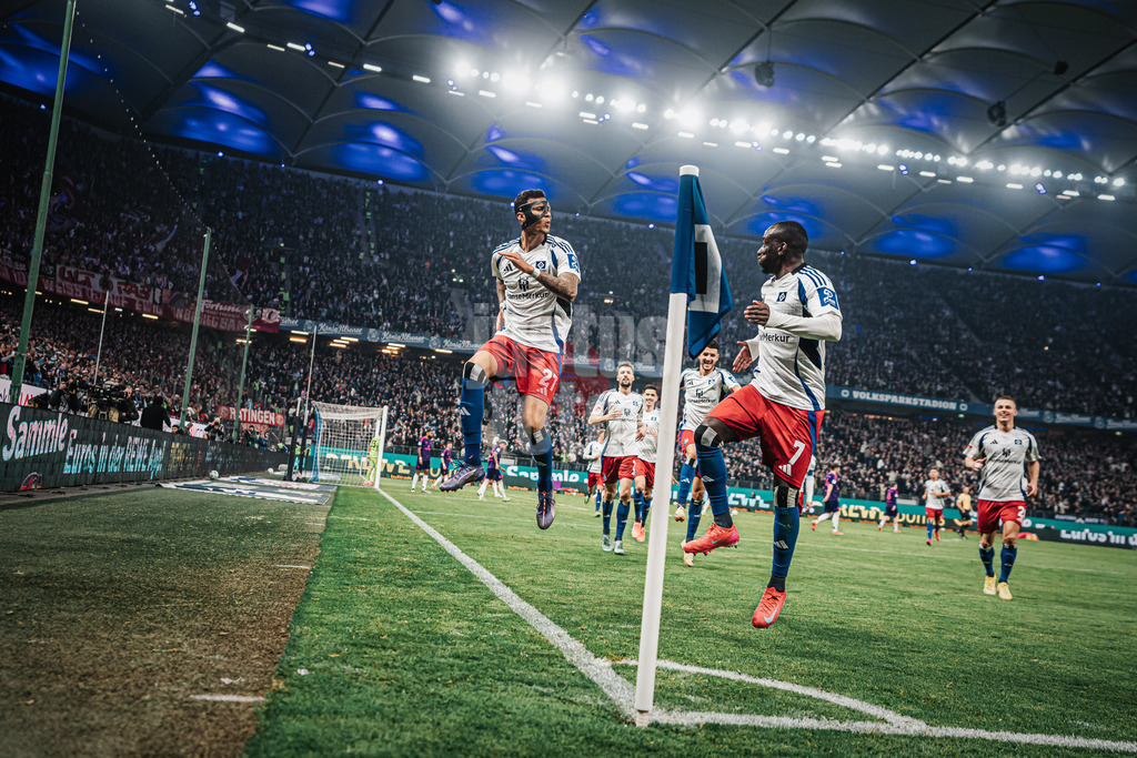 Fußball | Männer | Saison 2024/2025 | 2. Fußball-Bundesliga | 25. Spieltag | Hamburger SV vs. Fortuna Düsseldorf | 08.03.2025 | v.l. Davie Selke (#27, HSV) schießt ein Tor und jubelt mit Jean-Luc Dompe (#7, HSV)