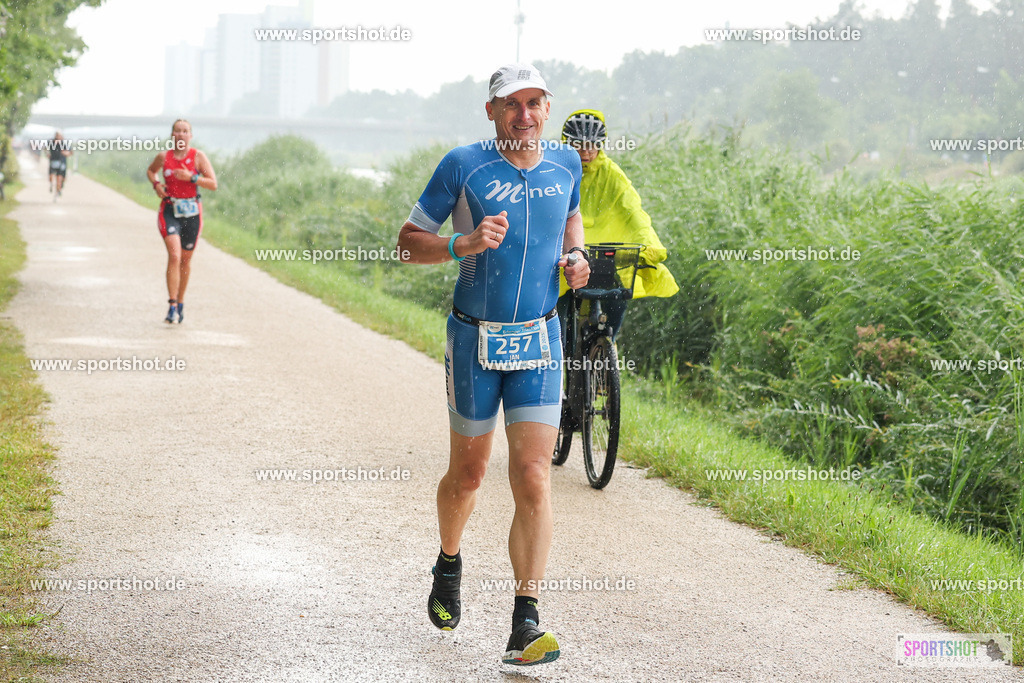 LUR_1360 | 34. M-net Erlanger Triathlon 2025 #erlangertriathlon  #mnettriathlon2025 #mnettriathlon #team #olympischedistanz #mitteldistanz #triathlon #maindonaukanal  #erlangertriathlon2025 #yourpictrs #tv1848 #tv1848erlangen  #triathlonbayern #sportinerlangen #demsportverbunden #sportshot_your_pictrs Copyright: www.sportshot.de