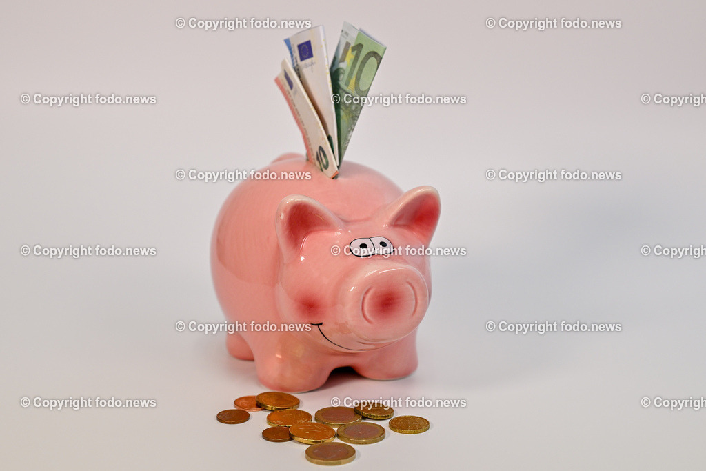 Sparschwein_ 21.12.2024-7 | 21.12.2024, Linz, AUT, Sparschwein, im Bild Themenbild, Sparschwein, Schwein, sparen, Geld, Euroscheine, Muenzen