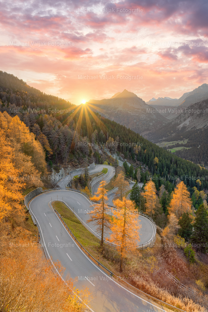 Malojapass im Engadin bei Sonnenuntergang | Sonnenuntergang beim Malojapass in der Schweiz. Die graubündener Passstraße verbindet das Oberengadin mit dem Bergell und überwindet dabei den Alpenhauptkamm. Sie ist 23 km lang und überwindet dabei 1.100 Höhenmeter.  - Realisiert mit Pictrs.com