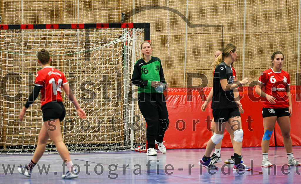 2022-12-04_022_SV_Anzing_gegen_TSV_Uebersee | Anzing, Deutschland, 04.12.2022:
Handball, Bezirksliga 2022 / 2023, 8. Spieltag, SV Anzing gegen TSV Übersee, Endergebnis: 29:24

Elena Holzmann (SV Anzing, #14), Theresa Widmann (TSV Übersee, #4), Denise Bäumler (SV Anzing, #6)

Foto: Christian Riedel / fotografie-riedel.net