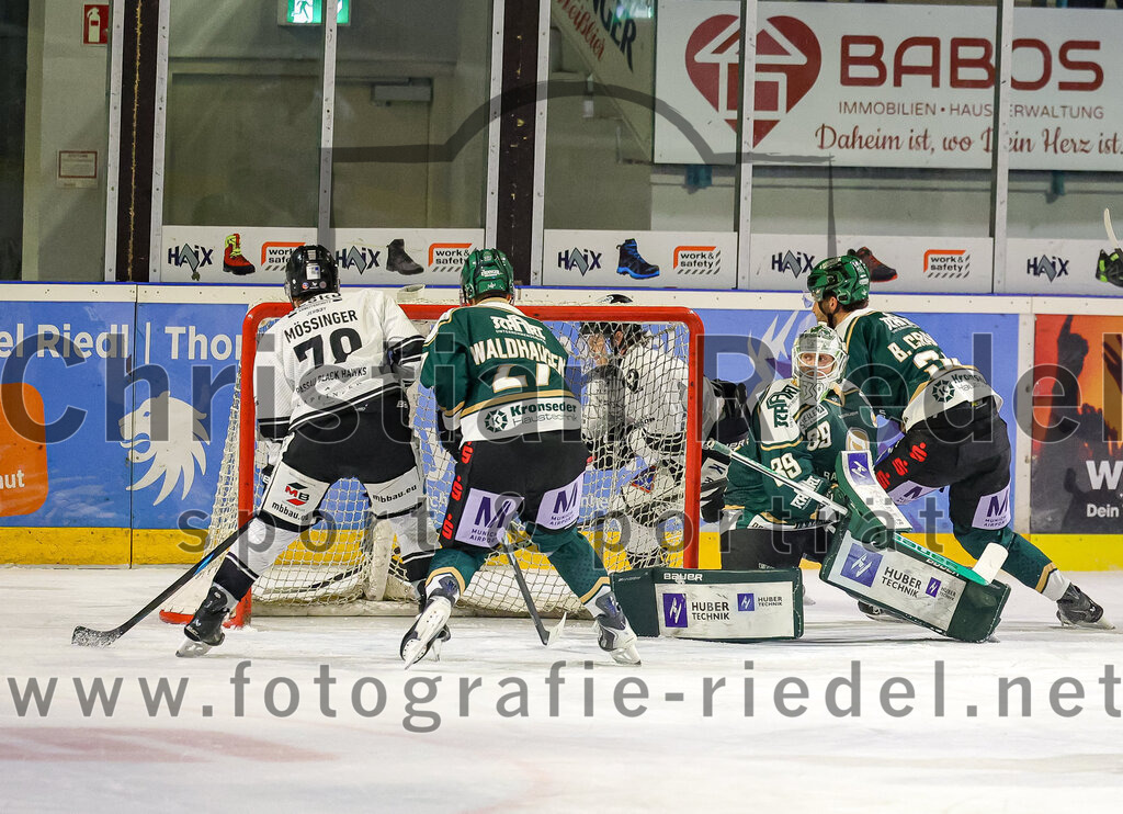 2025-11-25_153_TSV_Erding_gegen_EHF_Passau_Black_Hawks | Erding, Deutschland, 25.11.2025:Eishockey, Oberliga Süd 2025 / 2026, 20. Spieltag, TSV Erding gegen EHF Passau Black Hawks, Endergebnis: 2:3 n.V.Leo Mössinger (EHF Passau Black Hawks, #79), Mark Waldhausen (Erding Gladiators, #27), Torwart Leon Meder (Erding Gladiators, #39), Bastian Cramer (Erding Gladiators, #34)Foto: Christian Riedel / fotografie-riedel.net
