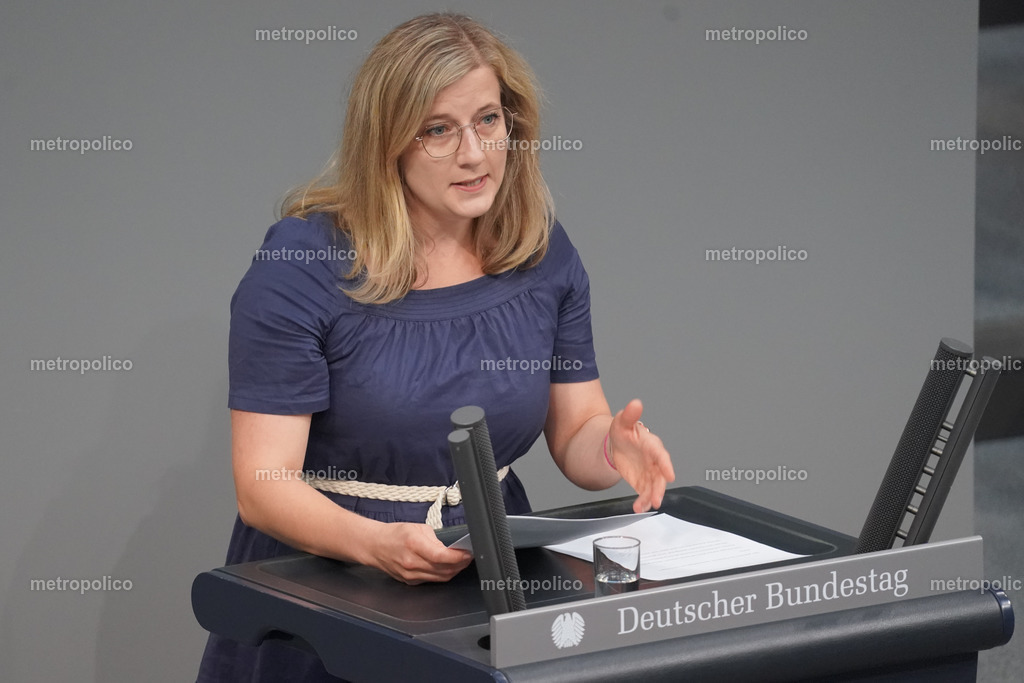 Kristine Lütke (6) | Metropolico