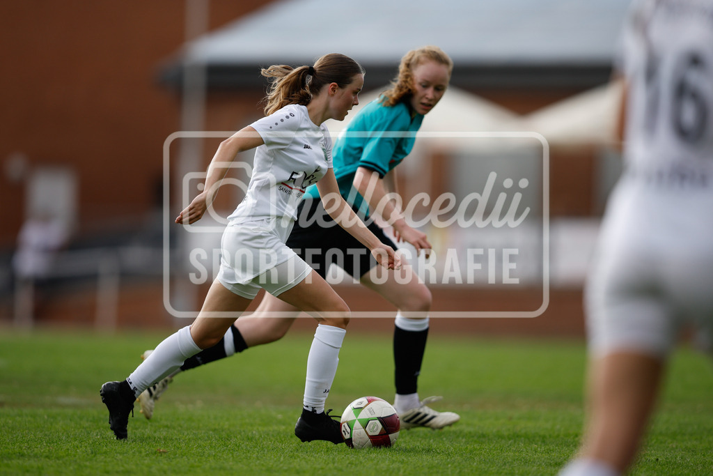 Fußball I Frauen I Westfalenpokal 26-27 I DJK GW Amelsbüren - SSV Rhade  I 18865 | Kira Schwanke (27, DJK GW Amelsbüren) dribbelt mit dem Ball - Realisiert mit Pictrs.com