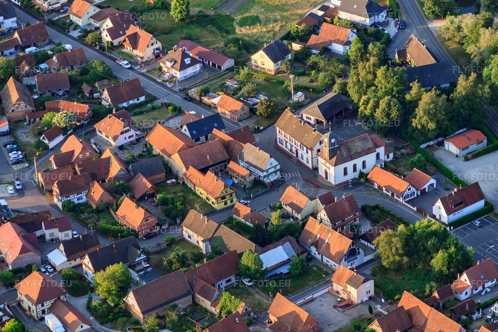 Vue aérienne: Église et casino de Niederbronn à Forstfeld dans le département Bas Rhin, France.Photo: IMG_67995.jpg prise le 19/06/2014 par Werner Riehm/FLY-FOTO.euRésolution de l'original: 4522 x 3014 px