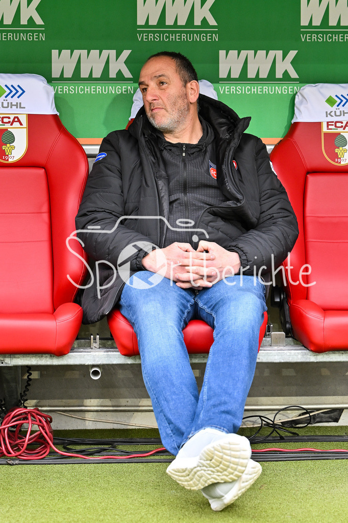 FC Augsburg - 1. FC Heidenheim | AUGSBURG, GERMANY - 15. FEBRUARY: im Bild Frank SCHMIDT Trainer 1. FC Heidenheim / Einzelfoto / Freisteller auf der Trainerbank während dem Bundesligamatch zwischen dem FC Augsburg und dem 1. FC Heidenheim am 22. Spieltag in der WWK-Arena / DFL REGULATIONS PROHIBIT ANY USE OF PHOTOGRAPHS AS IMAGE SEQUENCES AND/OR QUASI-VIDEO