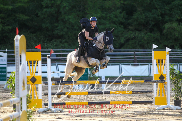 DKP45196 | Turnierfotos kaufen im Webshop von Daniel Kuhl Photography – entdecke professionelle Reitsportfotos aus Turnieren & Events. Hochwertige Turnierbilder online bestellen & sichern. Jetzt Fotos von Reitsportturnieren kaufen!