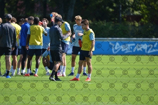 RGE_0270 | Hertha BSC, 2.Bundesliga, Herren, Fußball, Training auf dem Schenckendorffplatz, Dienstag 25.08. 2026, Saison 2026/27,  im Bild li. Stefan Leitl ( Trainer Hertha BSC ), Mads Pedersen ( Hertha BSC ),  Fotograf: Ralf Gebhardt - Realisiert mit Pictrs.com