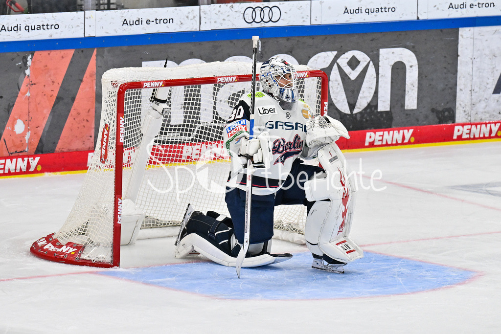 ERC Ingolstadt - Eisbären Berlin | INGOLSTADT, GERMANY - 18. DECEMBER: im Bild Jake HILDEBRAND (Eisbären Berlin 30) / Einzelfoto / Freisteller während dem Match zwischen dem ERC Ingolstadt und den Eisbären Berlin am 29. Spieltag der Penny DEL in der Saturn Arena