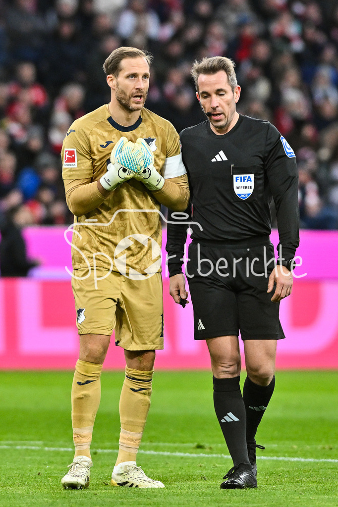 FC Bayern München - TSG 1899 Hoffenheim | MUNICH, GERMANY - 08. FEBRUARY: im Gespräch Oliver Baumann (TSG Hoffenheim 1) und Schiedsrichter Tobias STIELER nach einer Elfmeterentscheidung gegen die TSG während dem Bundesligamatch zwischen dem FC Bayern München und der TSG 1899 Hoffenheim am 21. Spieltag in der Allianz Arena / DFL REGULATIONS PROHIBIT ANY USE OF PHOTOGRAPHS AS IMAGE SEQUENCES AND/OR QUASI-VIDEO