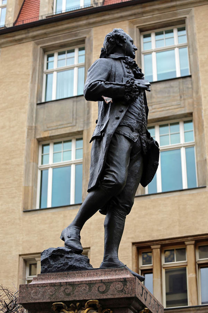 Bildlexikon Leipzig - Goethe-Denkmal - Seitenansicht | Das Team hinter BILDLEXIKON LEIPZIG bündelt historische wie aktuelle Informationen über die Stadt Leipzig in Text und Bild auf einer Plattform und stellt diese der interessierten Öffentlichkeit zur Verfügung.