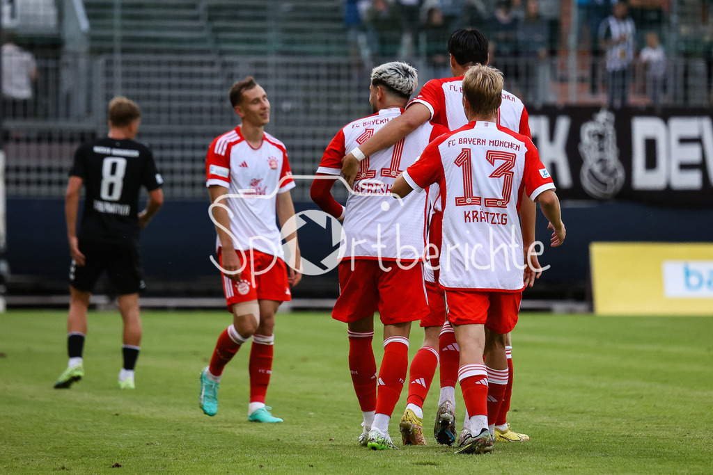 SV Wacker Burghausen - FC Bayern Amateure | Wieder jubeln die kleinen Bayern / Der Treffer zum 0-2 druch Dion BERISHA (FCB #11) / Jubel / Freude / Tor