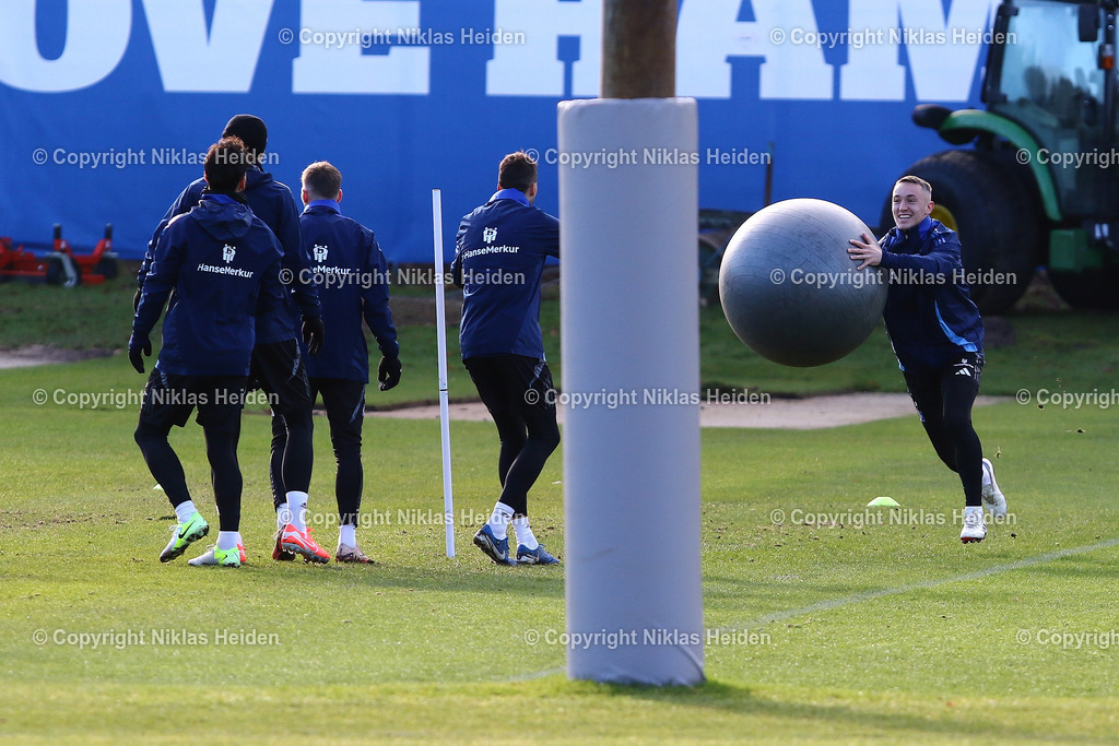 NH_HamburgerSV_Training_31012025 | Silvan Hefti (Hamburger SV) beim Aufwärmenspiel mit seinen Teamkollegen.Fußball I Herren I Training I Saison 2024-2025 I Hamburger SV I 31.01.2025 I Trainingsplätze Volksparkstadion