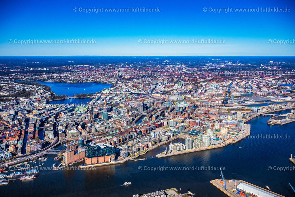 Hamburg_Hafen_Panorama_bis_Alster_ELS_4621060425 | HAMBURG 06.04.2025 Stadtansicht am Ufer des Flußverlaufes der Norderelbe im Ortsteil HafenCity mit der Elbphilharmonie in Hamburg, Deutschland. // City view on the banks of the river course of the Norderelbe in the district HafenCity with the Elbphilharmonie in Hamburg, Germany. Foto: Martin Elsen