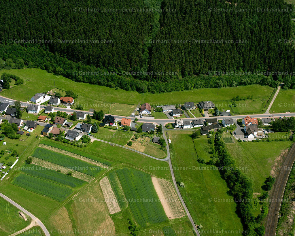 2611178 | DILLBRECHT 09.06.2006 Landwirtschaftliche Nutzflächen und Feldgrenzen  umsäumen das Siedlungsgebiet des Dorfes in Dillbrecht im Bundesland Hessen, Deutschland // Agricultural land and field boundaries surround the settlement area of the village  in Dillbrecht in the state Hesse, Germany Foto: Gerhard Launer