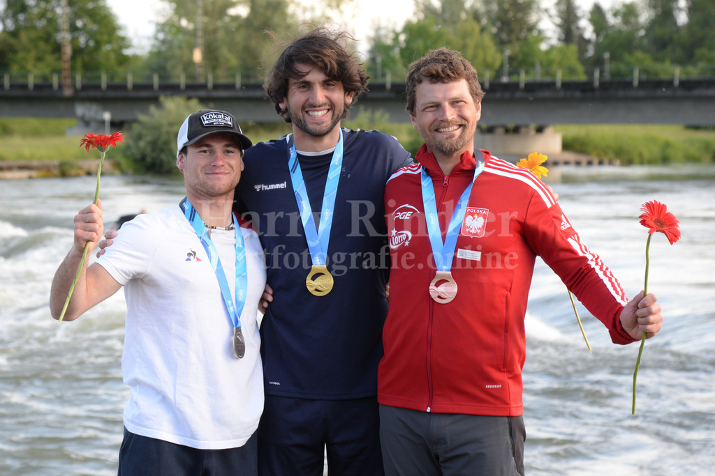 ICF CANOE FREESTYLE WORLD CUP 1 / PLATTLING | 2024 ICF CANOE FREESTYLE WORLD CUP 1 / PLATTLINGMen's Kayak Surface Final Siegerfoto v.l. Tom DOLLE (France); Harry PRICE (Great Britain); Tomasz CZAPLICKI (Poland) - Realisiert mit Pictrs.com