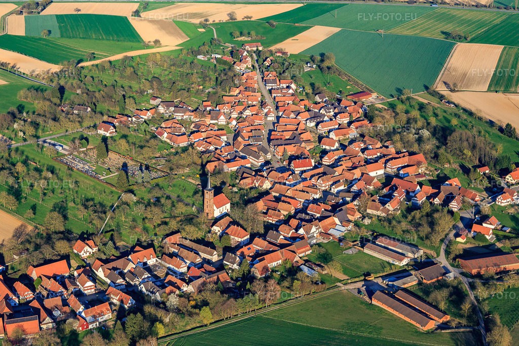 Vue aérienne: Cimetière et église protestante de Hunspach à l'extrémité ouest du village à Hunspach dans le département Bas Rhin, France – .Photo: IMG_097792.jpg prise le 27/03/2017 par Werner Riehm/FLY-FOTO.eu – Résolution de l'original: 5472 x 3648 px – Paroisses Protestantes du 