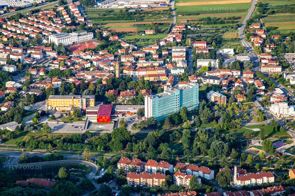 Luftbild: Krankenhaus Splošna bolnišnica Dr. Franca Derganca Nova Gorica im Ortsteil Šempeter pri Gorici in Šempeter-Vrtojba im Bundesland Slowenien in Slowenien. – Foto: IMG_137628.jpg vom 16.07.2023 durch Werner Riehm/FLY-FOTO.de – Auflösung des Originals: 5248 x 3498 px – Splošna bolnišnica Nova Gorica