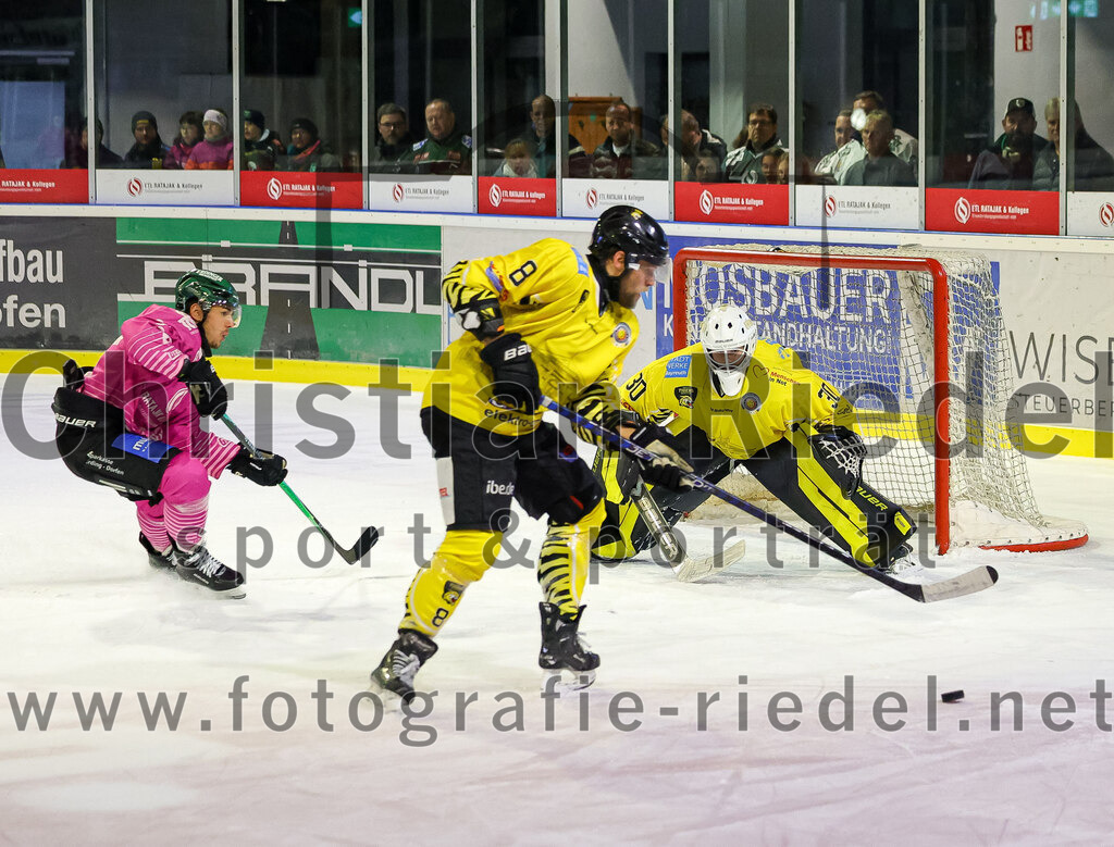 2025-10-10_175_TSV_Erding_gegen_onesto_Tigers_Bayreuth | Erding, Deutschland, 10.10.2025:Eishockey, Oberliga Süd 2025 / 2026, 7. Spieltag, TSV Erding gegen onesto Tigers Bayreuth, Endergebnis: 2:5Jan Pietsch (onesto Tigers Bayreuth, #8), Torwart Maximilian Meier (onesto Tigers Bayreuth, #30)Foto: Christian Riedel / fotografie-riedel.net