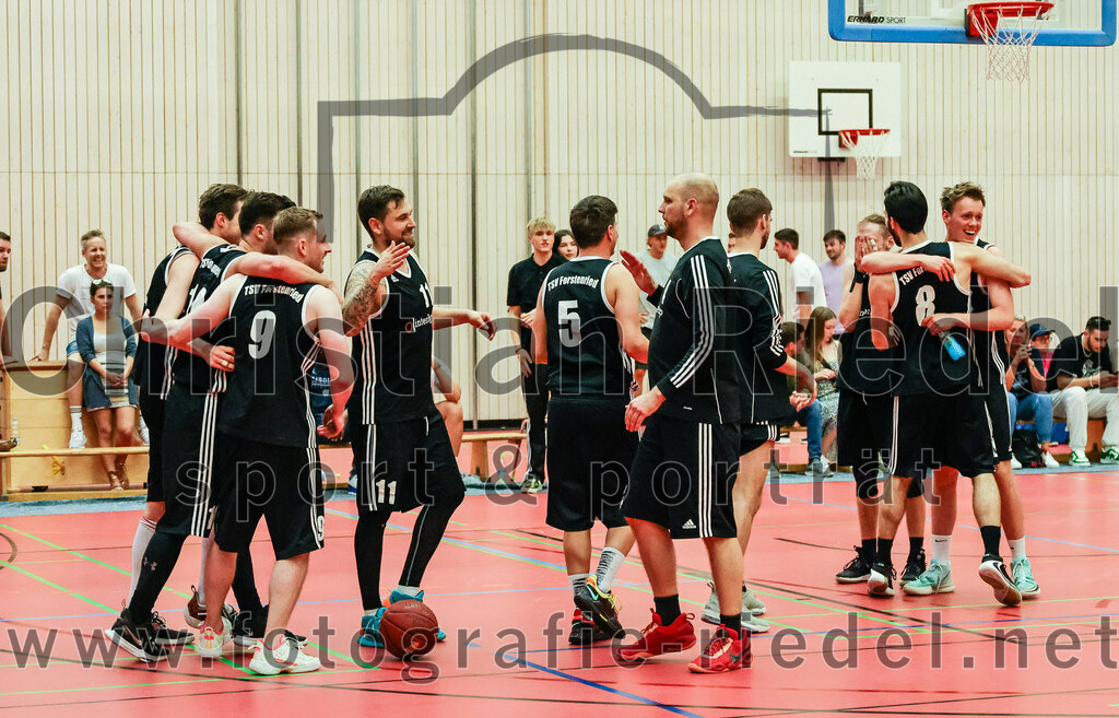 2022-05-15_138_SpVgg_Altenerding_gegen_TSV_Muenchen-Forstenried | Erding, Deutschland, 15.05.2022:
Basketball, Bezirksliga 2021 / 2022, Play-Offs, SpVgg Altenerding gegen TSV München-Forstenried, Endergebnis: 55:57

Felix Schuster (TSV München-Forstenried, #14), Jonathan David Schmidt (TSV München-Forstenried, #9), Alexej Simon (TSV München-Forstenried, #11),  (TSV München-Forstenried, #5), Marlo Gajic (TSV München-Forstenried, #8)

Foto: Christian Riedel / fotografie-riedel.net