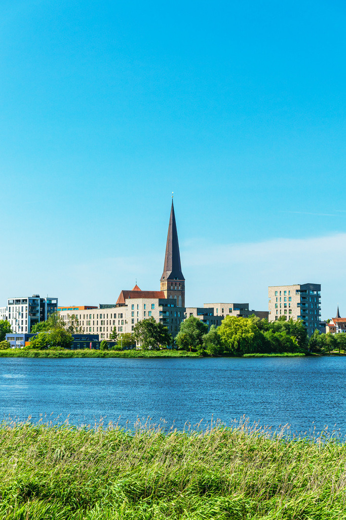 Blick über den Fluss Warnow auf die Hansestadt Rostock | Blick über den Fluss Warnow auf die Hansestadt Rostock.