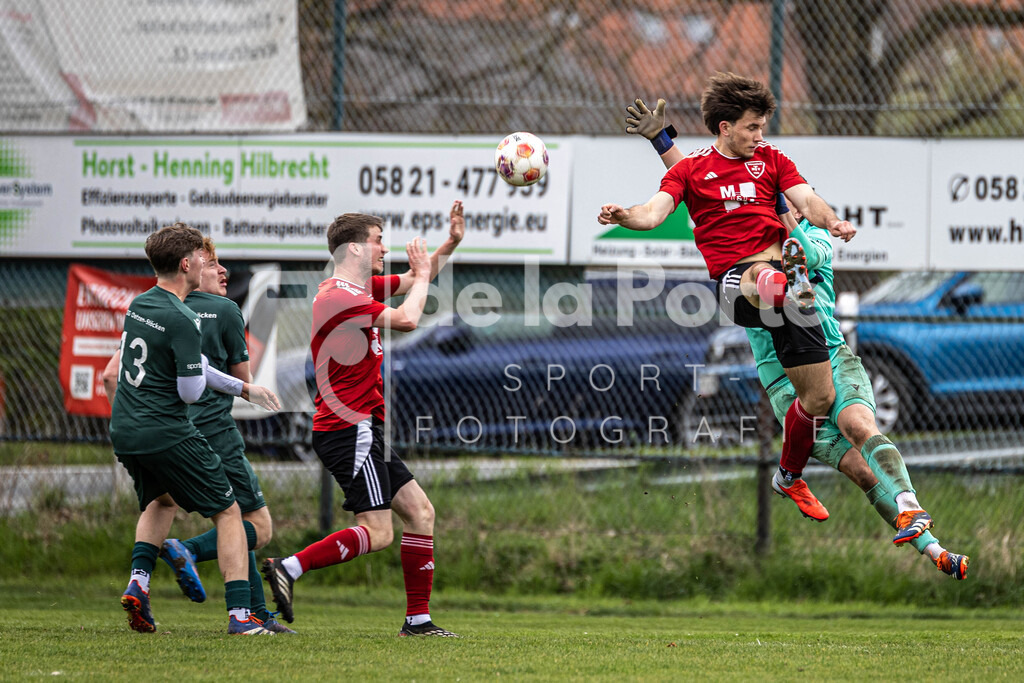Römstedt - Lesniak_ Jakob (fliegt am Ball vorbei_ links Jonas Heider) vs Oetzen 190426 dlP | immodelaporte-sportfotos - Realisiert mit Pictrs.com