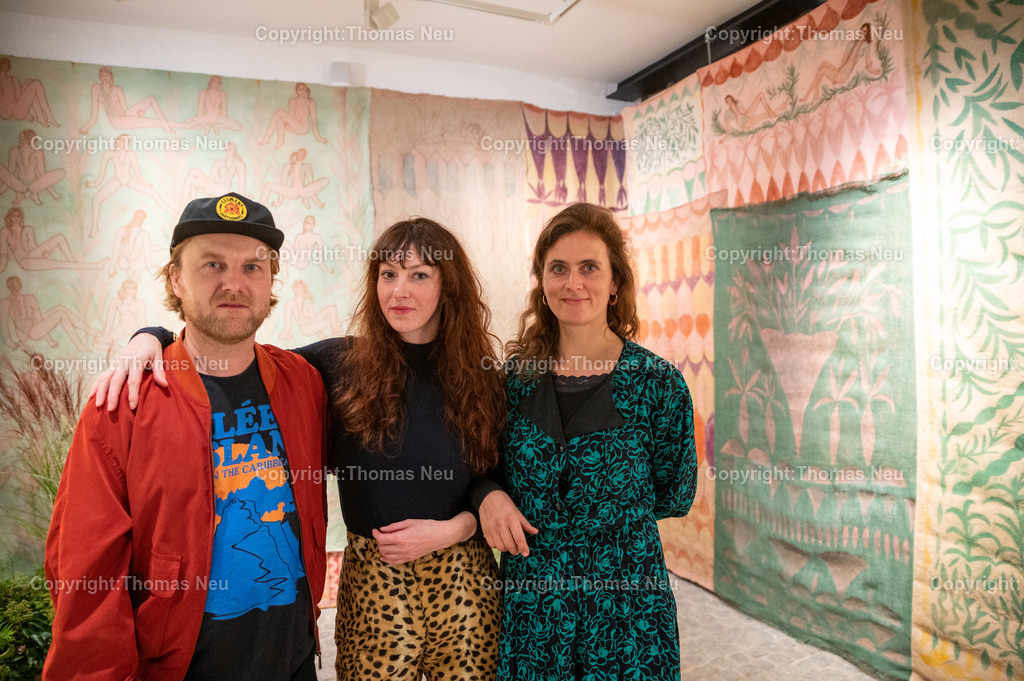 DSC_7130 | bbe,Museum, "Mamma Mia Amore Mio" Ausstellung der drei befreundeten Künstler.innen (V.L. Inga Kerber (grünes Kleid) , Moritz Schleime und Corinna von Lebusa ,, Bild: Thomas Neu