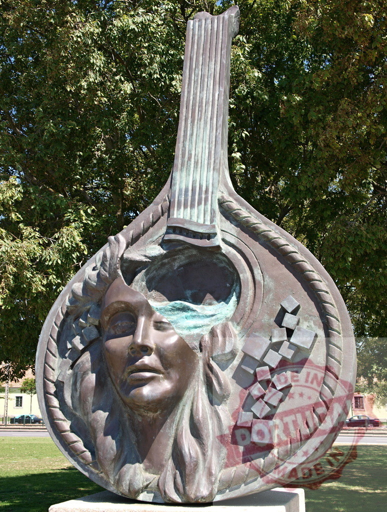 Amalia Rodrigues bronze monument honoring fado music in Lisbon. Lisbon - Portugal | Bronze sculpture creating a portrait of Amalia Rodrigues combined with the shape of a Portuguese guitar - Realisiert mit Pictrs.com