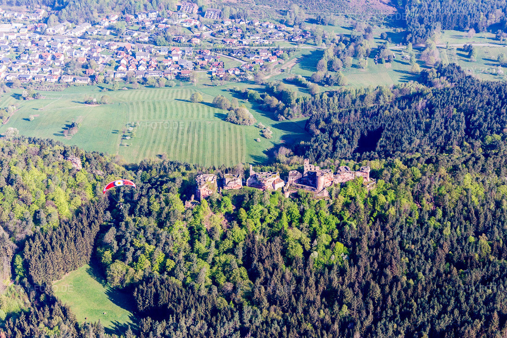 Luftbild: Dahn, Ruine Altdahn in Dahn im Bundesland Rheinland-Pfalz in Deutschland. Foto: IMG_106911.jpg vom 22.04.2018 durch Werner Riehm/FLY-FOTO.de
