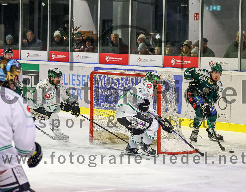 2026-01-02_081_TSV_Erding_gegen_Hoechstadt_Alligators | Erding, Deutschland, 02.01.2026:Eishockey, Oberliga Süd 2025 / 2026, 33. Spieltag, TSV Erding gegen Höchstadt Alligators, Endergebnis: 2:1Louis Trattner (Erding Gladiators, #7)Foto: Christian Riedel / fotografie-riedel.net