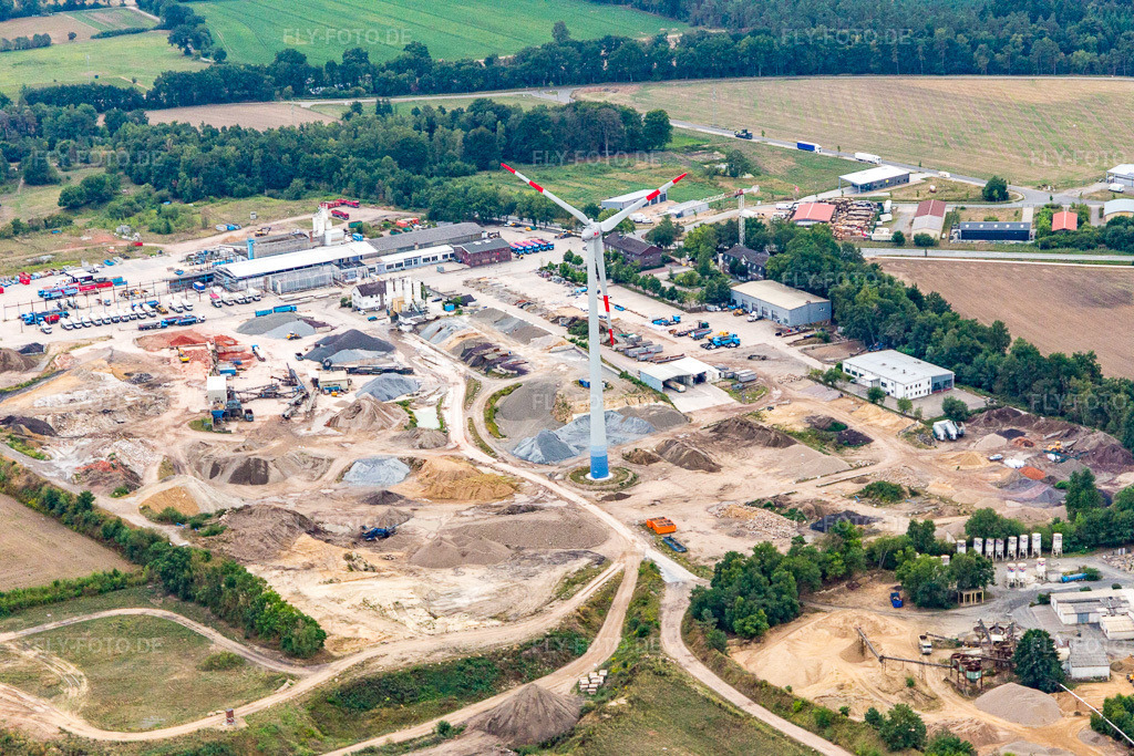 Luftbild: Windrad im Gewerbegebiet mit Arkema GmbH in Barendorf im Bundesland Niedersachsen in Deutschland. – Foto: IMG_110012.jpg vom 15.08.2018 durch Werner Riehm/FLY-FOTO.de – Auflösung des Originals: 5472 x 3648 px – WWW.ARKEMA.COM