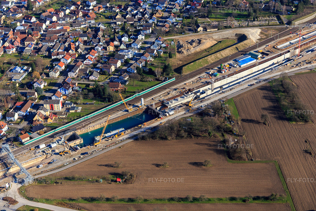 Luftbild: ICE Trassenbaustelle mit Betonsarg und Eisenbahntunnel Rastatt Portal Süd im Ortsteil Niederbühl in Rastatt im Bundesland Baden-Württemberg in Deutschland. Foto: IMG_104890.jpg vom 14.03.2018 durch Werner Riehm/FLY-FOTO.deMenü schließen