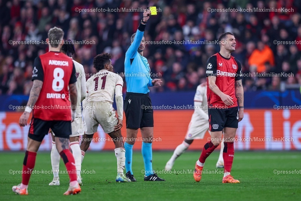 UCL11032501059 | 11.03.2025, Fußball, UEFA Champions League, Bayer 04 Leverkusen - FC Bayern München, Achtelfinale Rückspiel, BayArena, Saison 2024 2025: Schiedsrichter Slavko Vincic zeigt Gelbe karte für Granit Xhaka (Bayer04 Leverkusen #34)DFB regulations prohibit any use of photographs as image sequences and or quasi-video.