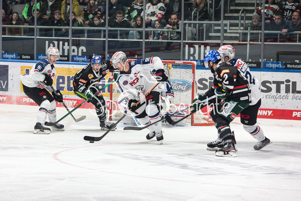 Augsburger Panther - Nürnberg ICE Tigers | Blake PARLETT (NIT #55) kann vor dem eigenen Tor klaeren
