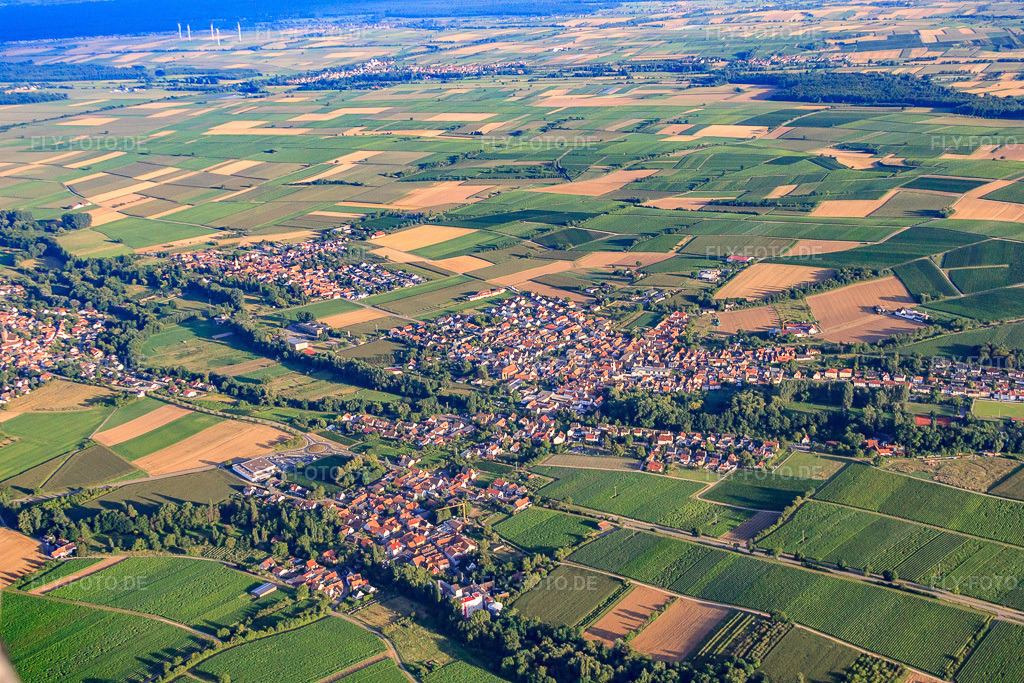 Luftbild: Ortsübersicht aus Nordwesten im Ortsteil Ingenheim in Billigheim-Ingenheim im Bundesland Rheinland-Pfalz in Deutschland. Foto: IMG_51352.jpg vom 04.08.2012 durch Werner Riehm/FLY-FOTO.deAuflösung des Originals: 4752 x 3168 px