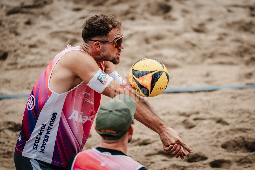 Beachvolleyball | Männer | Deutsche Meisterschaften 2025 Timmendorfer Strand | 05.09.2025 | Jonas Sagstetter nimmt den Ball an