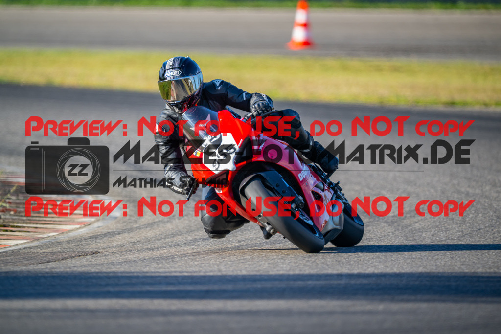 MaZZes-Fotomatrix-20260918-703921 | GELB