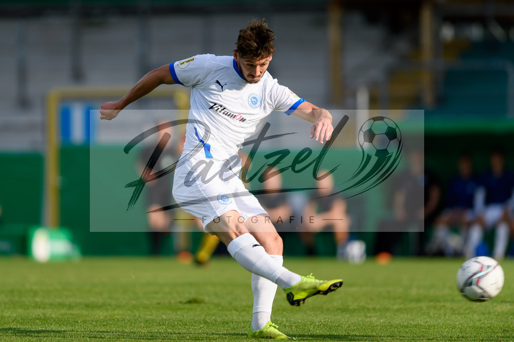 LOTKSC20210809_090 | Fussball, Herren: Cedric Euschen (Sportfreunde Lotte) in Aktion, am Ball, Einzelaktion beim Spiel der 1. Runde im DFB-Pokal zwischen SF Lotte und Karlsruher SC im Stadion am Lotter Kreuz am 09.08.2021 in Lotte, Deutschland.DFB / DFL REGULATIONS PROHIBIT ANY USE OF PHOTOGRAPHS AS IMAGE SEQUENCES AND/OR QUASI-VIDEO. - Realisiert mit Pictrs.com