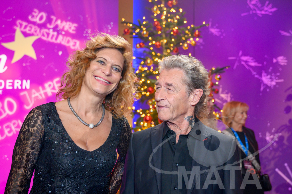 _DWA2169 | Sonja Fischer und Peter Maffay bei '30 Jahre Sternstunden-Gala 2023' in der Frankenhalle. Nürnberg, 15.12.2023 - Realisiert mit Pictrs.com