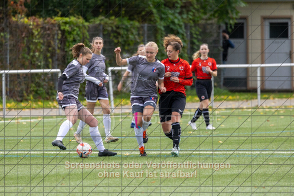 20251005_111314_0186 | #,1.Göppinger SV (rot) vs. SGM Aufhausen/Nellingen (grau), Fußball, Frauen-Regionenliga 3 - WfV, 04. Spieltag, Saison 2025/2026, Kunstrasenplatz Nord, Hohenstaufenstr. 116, 73033 Göppingen, 05.10.2025 - 11:00 Uhr,Foto: PhotoPeet-Sportfotografie/Peter Harich