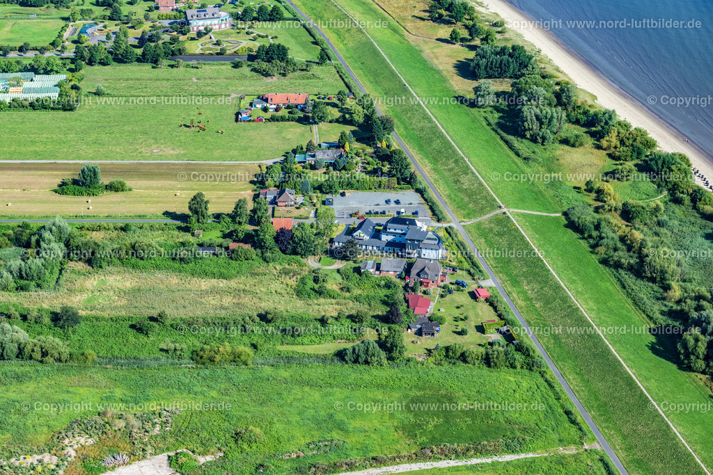 Krautsand_Elbblick_ELS_9643130822 | DROCHTERSEN 13.08.2022 Ferienhaus Anlage " Elbblick " an der Straße Zur Elbaussicht in Drochtersen im Bundesland Niedersachsen, Deutschland. // Holiday house plant of the park " Elbblick " on street Zur Elbaussicht in Drochtersen in the state Lower Saxony, Germany. Foto: Martin Elsen
