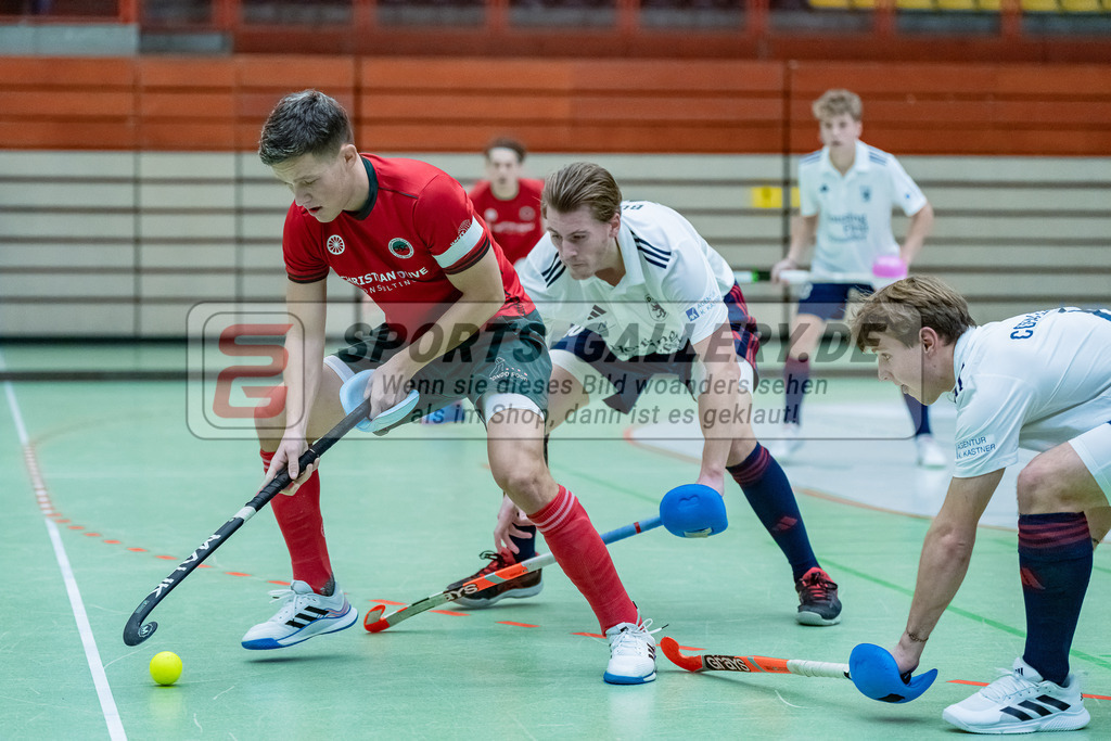 HK_20231217_107556 | 1. Bundesliga Herren Crefelder HC - Düsseldorfer HC  am 17.12.2023 Sporthalle Glockenspitz, Krefeld , Julius Hayner ( Crefelder HTC #6 ) , Tassilo Busch ( Düsseldorfer HC #10 )
