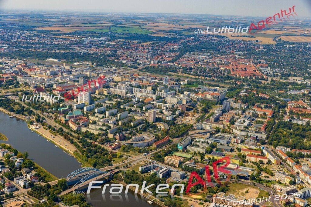 Altstadt Magdeburg Bild- Das Luftbild wurde 2025 vom UL-Flugzeug heraus erstellt ( keine Drohne bzw. Drohnenaufnahme ) - Hochauflösende Luftaufnahme -Nicht vergleichbar mit Google Maps oder Satelittenbilder- Die Geschenkidee !Mit Lizenz und Bildrechte bestellbar - CC