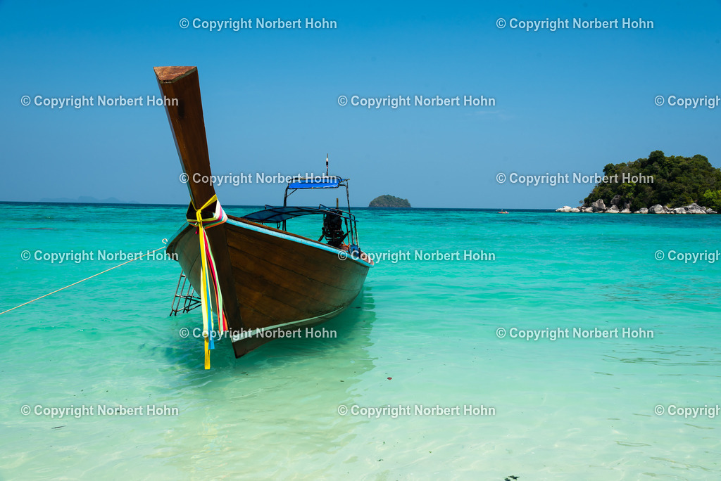 Reisefotografie - Asien - Thailand | Traditionelles thailändisches Longtailboot in der Andamanensee. - Realisiert mit Pictrs.com
