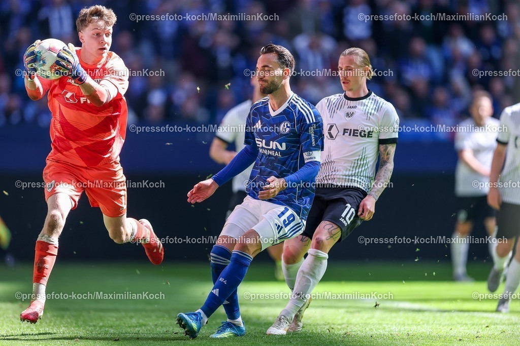 S0419042601051 | 19.04.2026, Fußball, FC Schalke 04 - SC Preußen Münster, 30. Spieltag, 2. Fußball Bundesliga, Veltins-Arena Gelsenkirchen, Saison 2025 2026: Torwart Johannes Schenk&nbsp;(Preussen Muenster #01) verteicdigt gegen Kenan Karaman&nbsp;&nbsp;(Schalke04 #19)  DFB regulations prohibit any use of photographs as image sequences and or quasi-video.